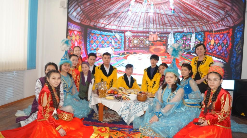 В преддверии великого праздника Наурыз в Кокшетауском высшем медицинском колледже отметили День "Көрісу"